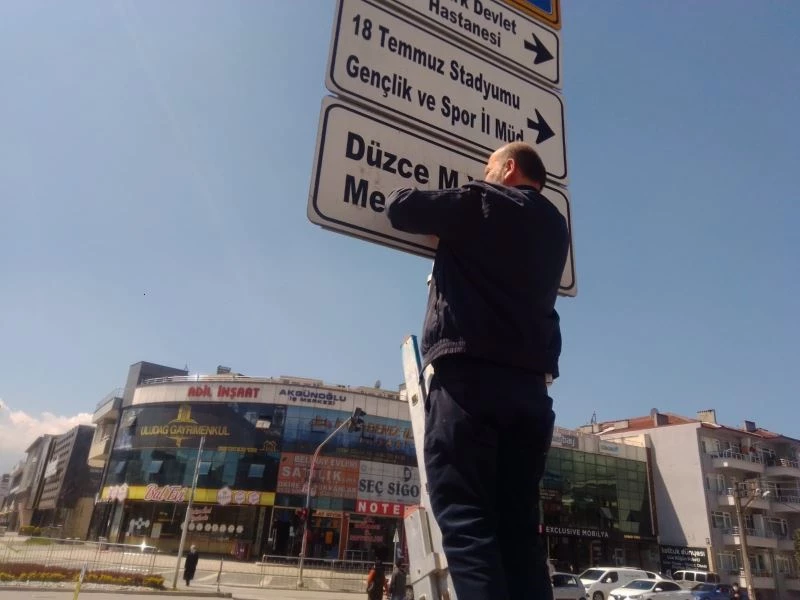 Düzce’de eski tabelalar yerine yenileri takılıyor
