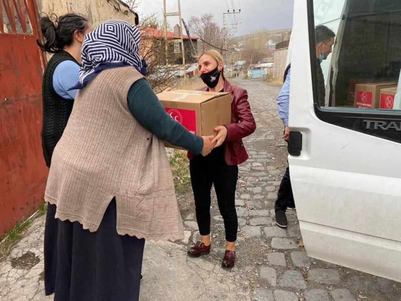 Kars’ta MHP’den 600 aileye Ramazan kolisi verildi
