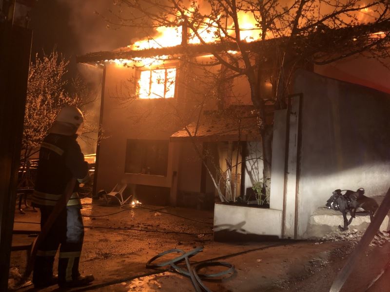 Kastamonu’da geceyi aydınlatan yangın: 4 ev alevlere teslim oldu

