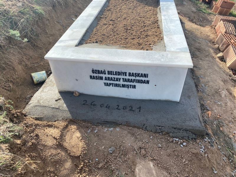 Özbağ Belde Belediye Başkanı Arazay, merhum mahalli sanatçı Ekrem Gündoğdu’nun mezarını yaptırdı
