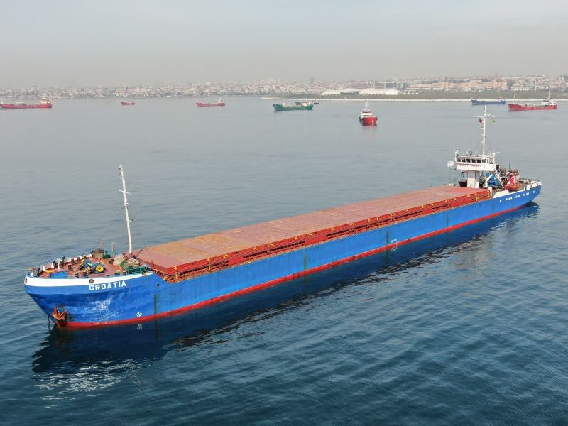 İstanbul Boğazı’nda arızalanan demir-çelik yüklü gemi Ahırkapı’ya çekildi
