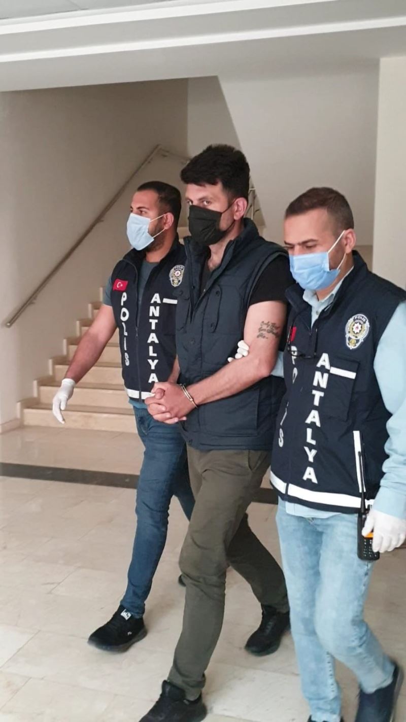Antalya’da kanser ilaçları dolandırıcısı tutuklandı
