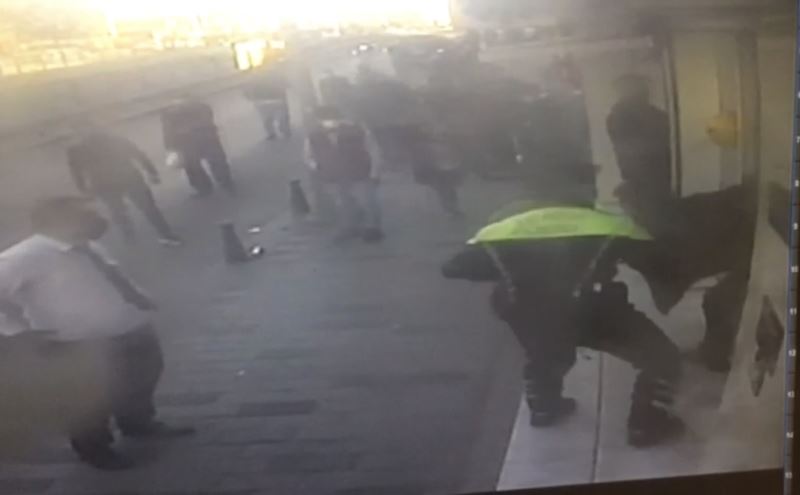 (Özel) Taksim’de banka şubesine giren bıçaklı saldırganın etkisiz hale getirdiği anlar kamerada
