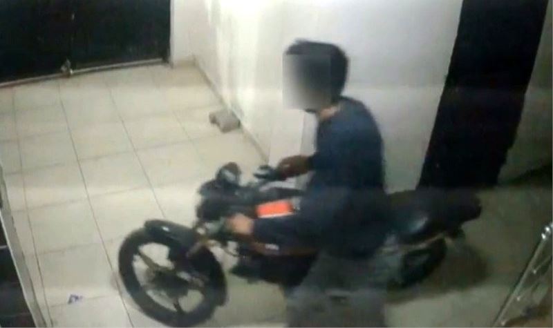 Motosiklet hırsızı önce kameraya sonra polise yakalandı

