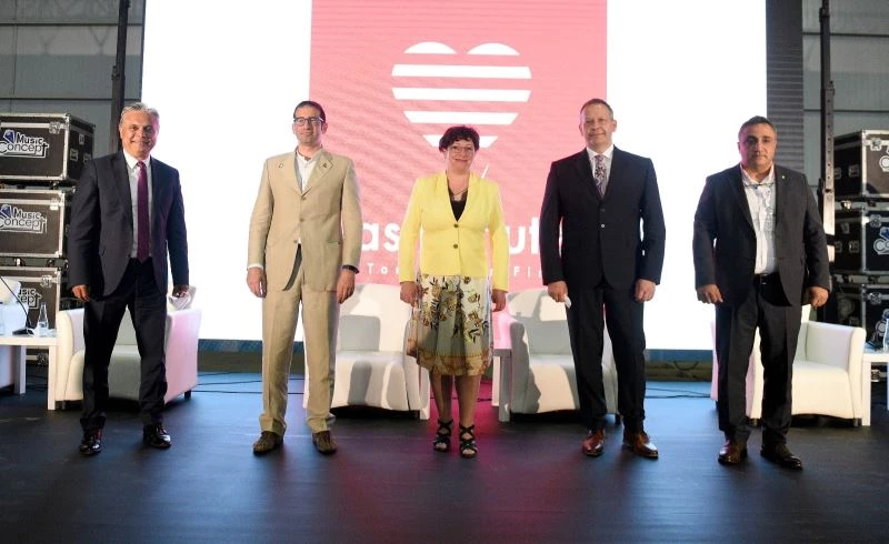 Başkan Uysal panelde Antalya’yı anlattı
