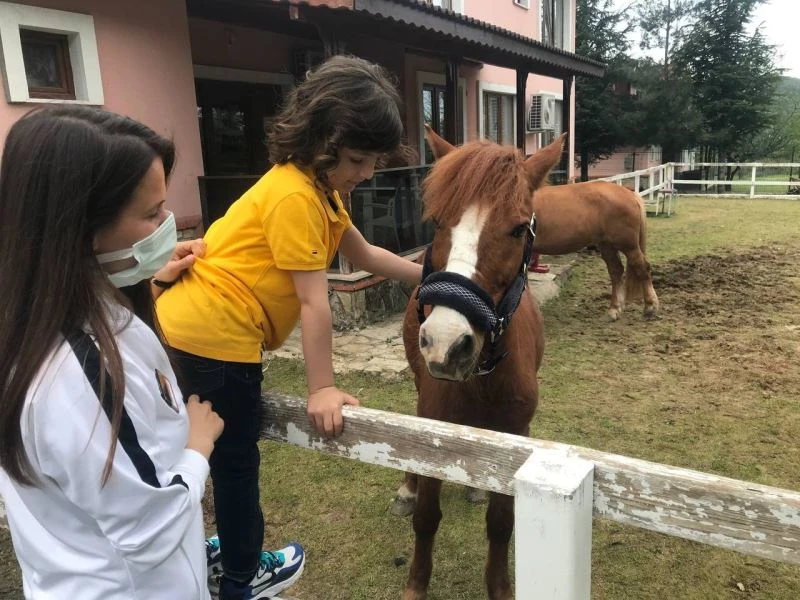 ’Yürüyemez’ denileni yürütüyor, ’Konuşamaz’ denileni konuşturuyor
