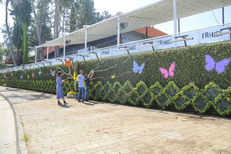 Sahil yolunda dikey bahçe
