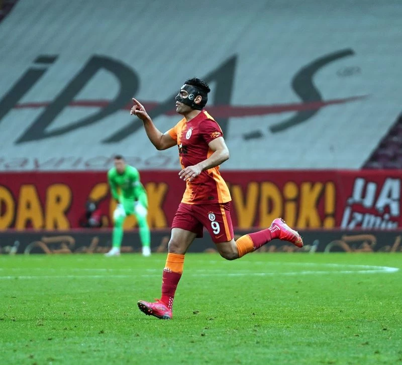 Radamel Falcao özel maskeyle
