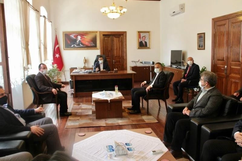 Kaymakam Ünsal: “Şehidimizin kemiklerini sızlatmayın”
