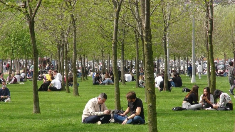 Sıcak hava maske ve sosyal mesafeyi unutturdu
