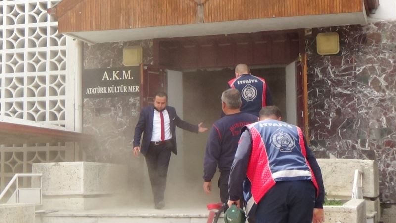 Burdur’da eski belediye binasında korkutan yangın
