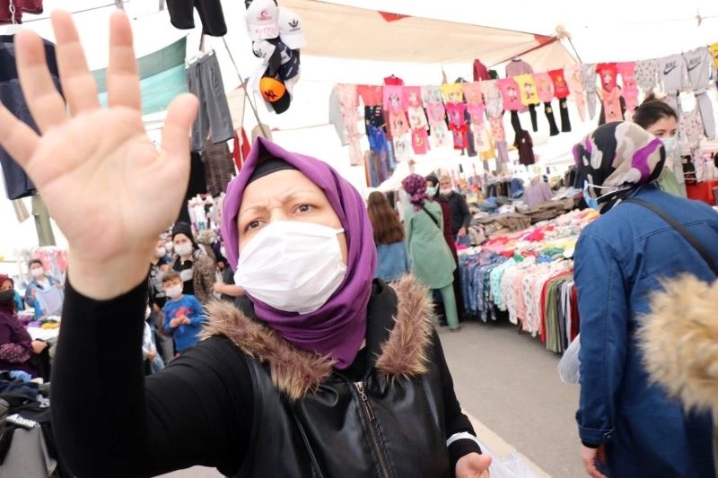 Maskesi çene altında pazarda gezdi, gazetecilere hakaret yağdırdı
