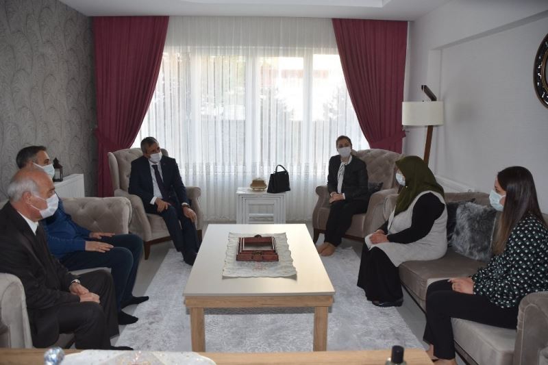 Vali Sezer’den şehit Ahmet Sandalcı’nın ailesine ziyaret
