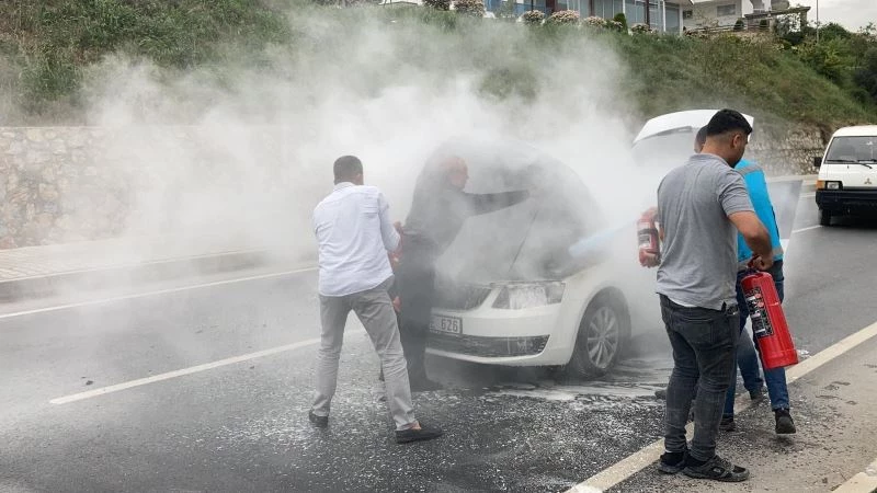 Seyir halinde alev alan araca ilk müdahaleyi çevredekiler yaptı
