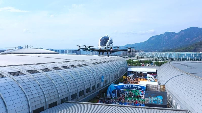 Çin’de sürücüsüz drone taksi 2 yolcusuyla uçtu
