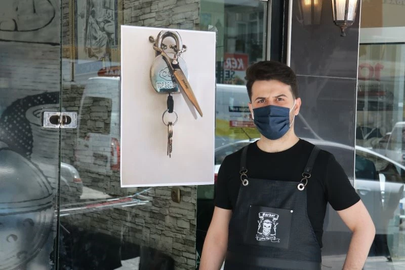 Kapanmaya hazırlanan berber makasını kilitledi
