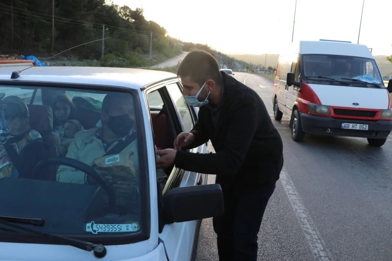 Sürücülere, iftara beş kala ikramlık dağıttılar
