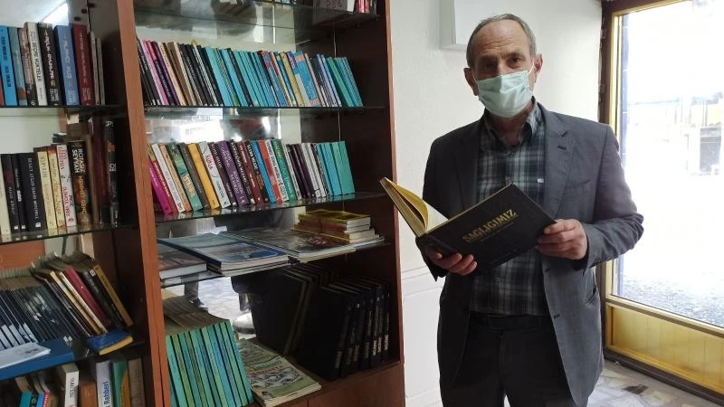 Kitapsever muhtar: Muhtarlığı kütüphaneye çevirdi
