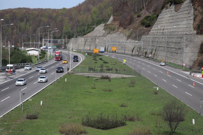 TEM’in Bolu Dağı geçişinde tam kapanma öncesi trafik yoğunluğu
