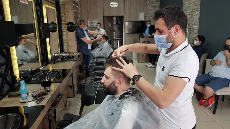 Tam kapanma öncesi berberler müşterilere yetişmekte zorlanıyor
