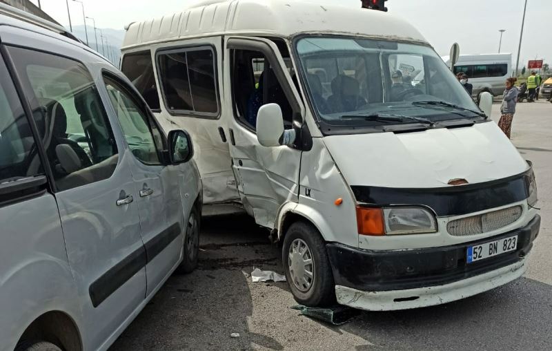 Hafif ticari araç ile minibüs çarpıştı: 3 yaralı
