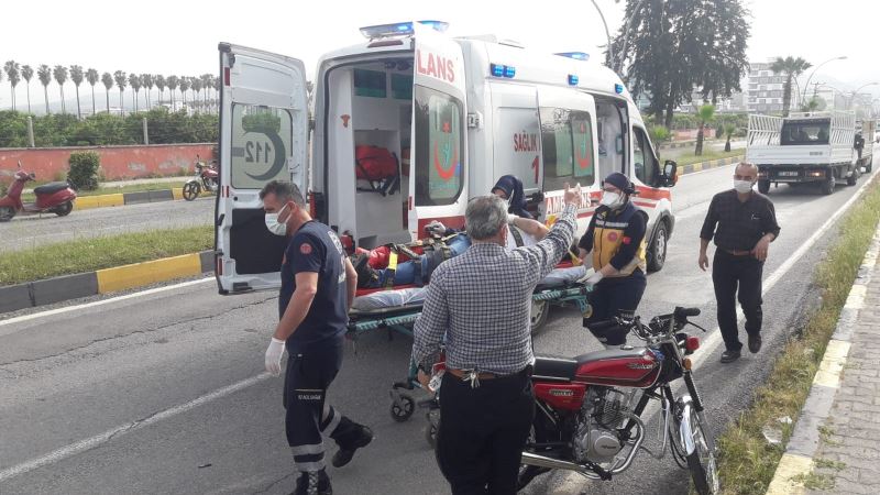 Sokak köpeklerine çarpan motosiklet sürücüsü yaralandı
