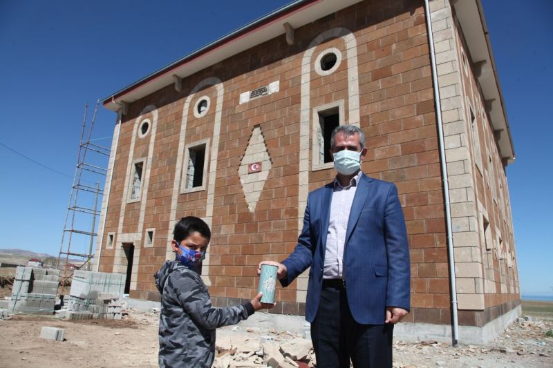 Minik Yunus Emre, kumbarasında biriktirdiği parayı şehidin vasiyet ettiği cami inşaatına bağışladı
