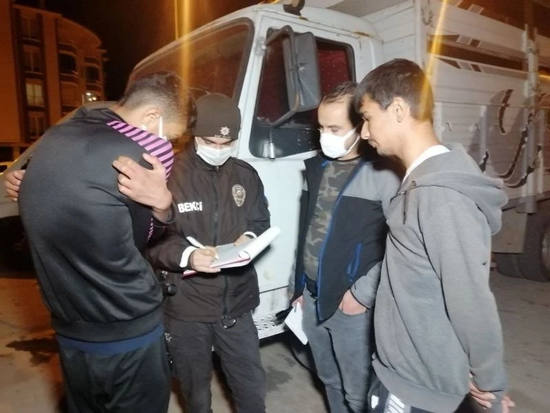 Kısıtlamada bekçiden kaçan gençler yakalanınca cezadan kaçamadı
