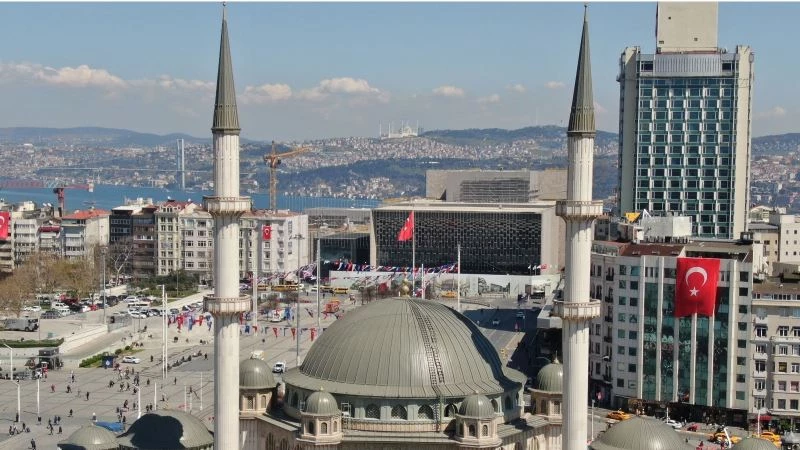 Taksim Camii, Çamlıca Camii ile aynı karede
