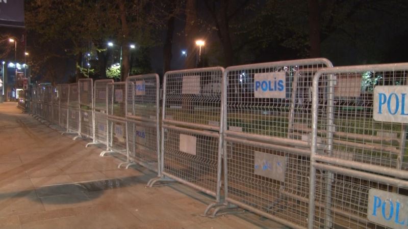 Gezi Parkı 1 Mayıs İşçi Bayramı öncesi polis barikatlarıyla kapatıldı
