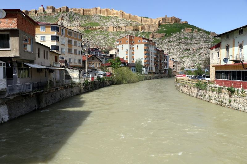 Çoruh nehri artan debisiyle Bayburt’u Venedik’e benzetti
