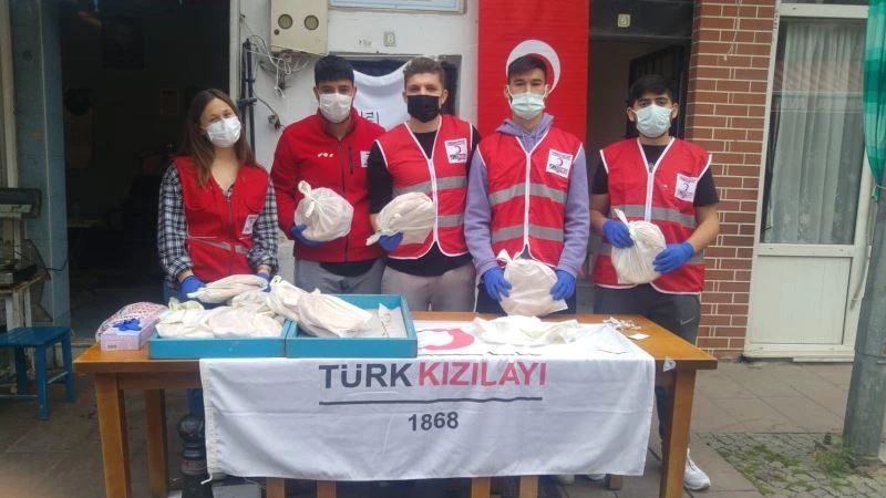 Ayvalık’ta Kızılay gençlerinden yoksullara ücretsiz pide desteği
