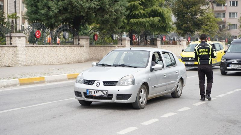 Altıeylül Zabıtası “Kırmızı çizgi”ye dikkat çekti
