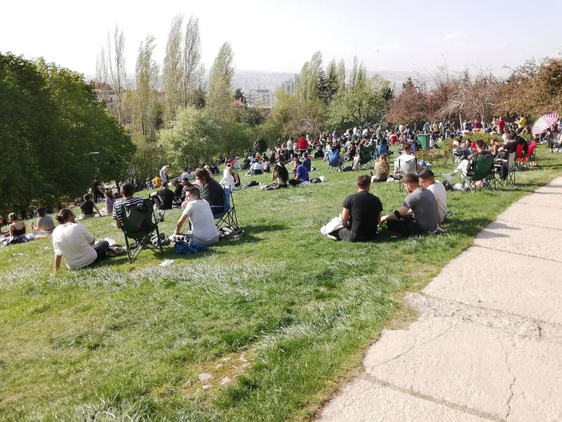 Başkent’te kısıtlamaya dakikalar kala sosyal mesafe unutuldu
