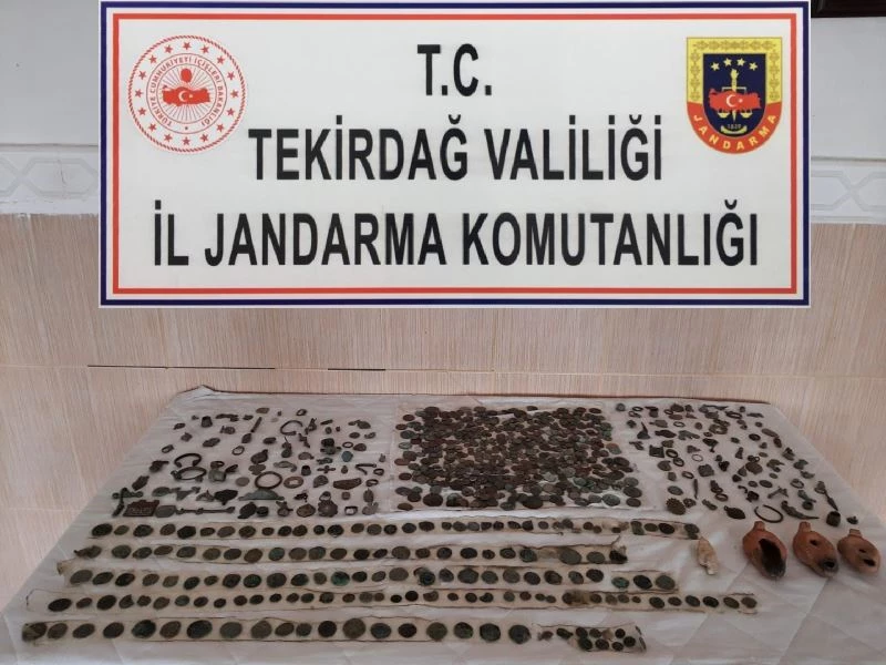 Tekirdağ’da piyasaya sürülmeye çalışılan 957 parça tarihi eser ele geçirildi
