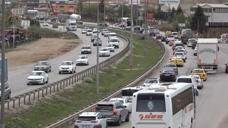 Tam kapanmaya saatler kala 43 ilin geçiş noktasında trafik yoğunluğu
