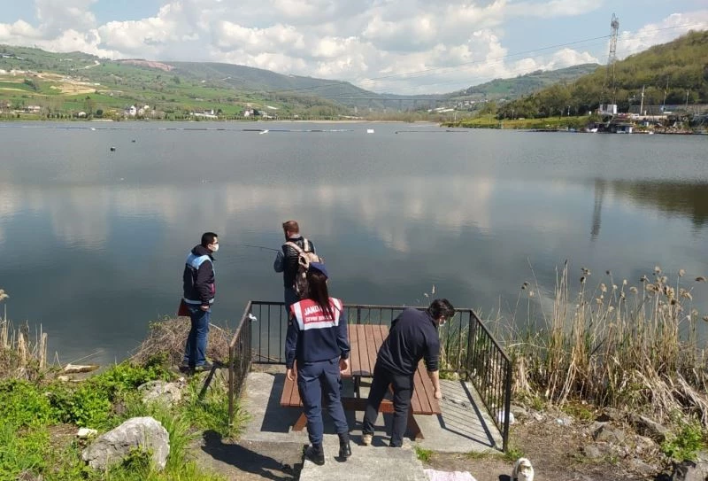 Kaçak sazan avcılarını jandarma yakaladı
