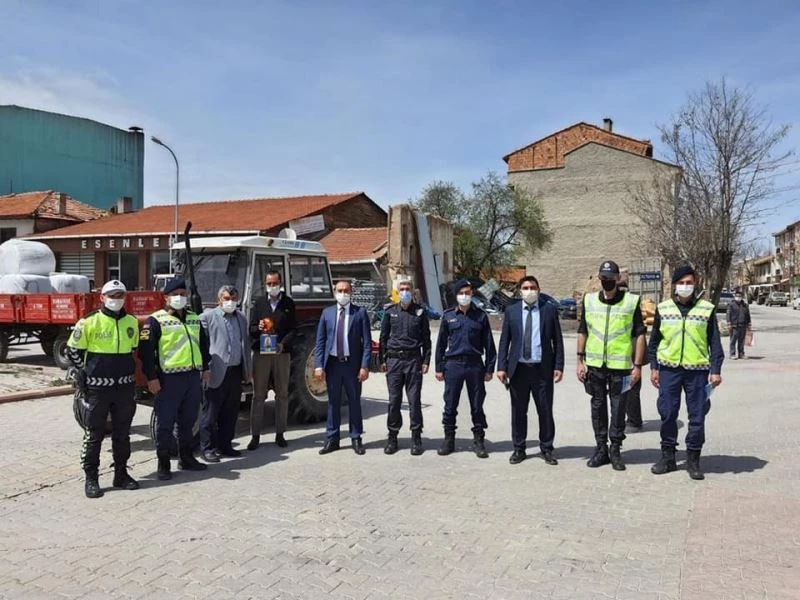 Traktör kullanıcılarına ücretsiz tepe lambası ve reflektör dağıtıldı
