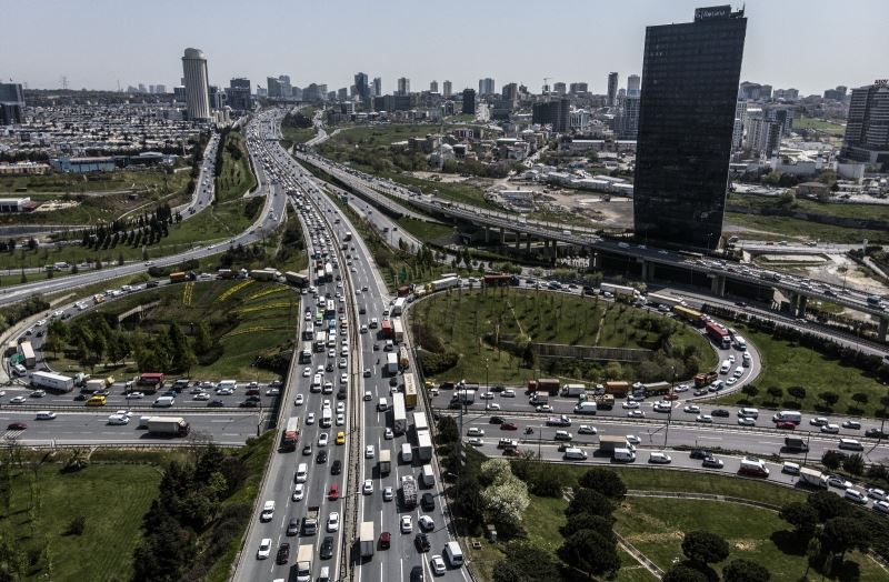 Tam kapanmaya saatler kala İstanbul trafiğinde yoğunluk
