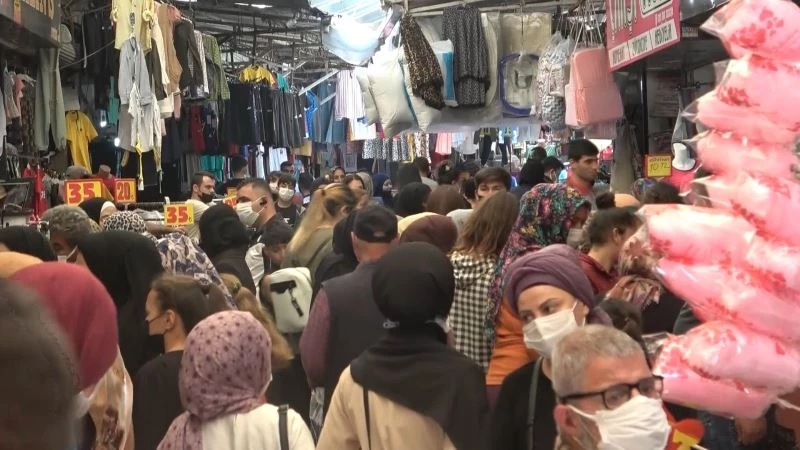 Hatay’da tam kapanmaya saatler kala vatandaşlar çarşıya akın etti
