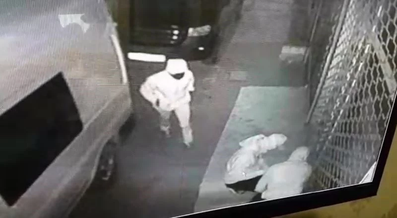 Levye ile kilidi kırdılar, 30 bin TL’lik kıyafeti çaldılar
