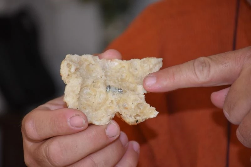 İftarlık pidenin içinden 3 santimlik vida çıktı
