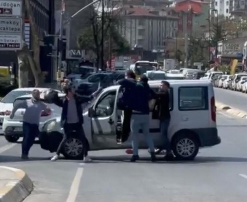 Çekmeköy’de trafik kavgası: Tekmeler, yumruklar havada uçuştu
