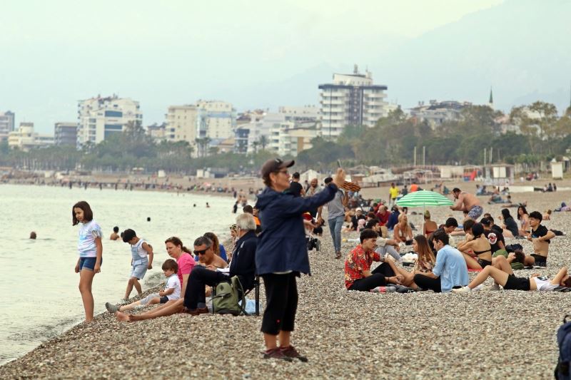 Tam kapanmaya saatler kala dünyaca ünlü sahile vatandaş akını
