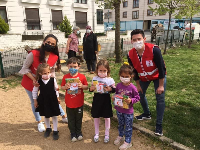 Türk Kızılay’dan çocuklara ikram paketi
