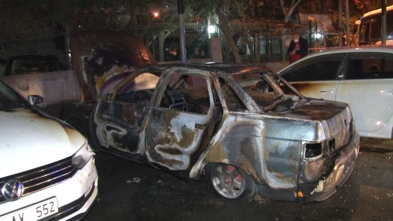 Kağıthane’de kundaklandığı iddia edilen otomobil alev alev yandı
