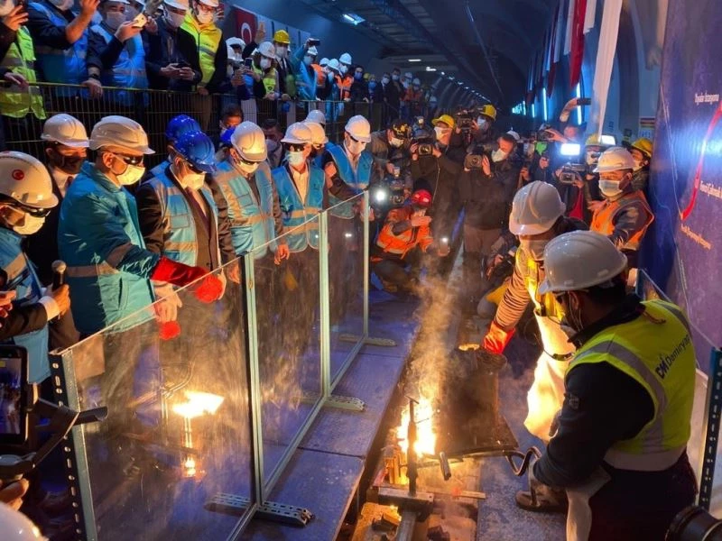 Bakan Karaismailoğlu: “Bu hatta saatte 70 bin yolcu güvenli ve huzurlu şekilde seyahat edecek”
