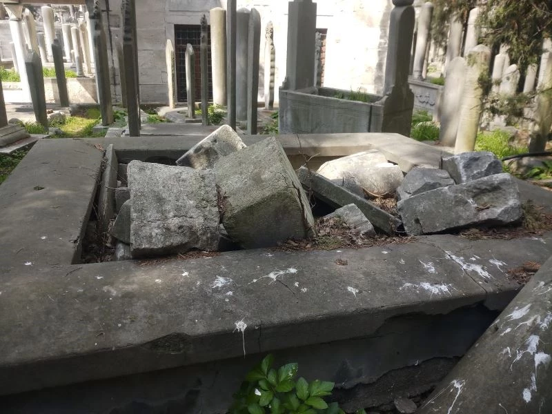 Eyüp Sultan Mezarlığı’nda defineci talanı
