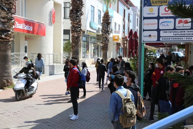 İş merkezinin zemin katındaki yangın korkuttu
