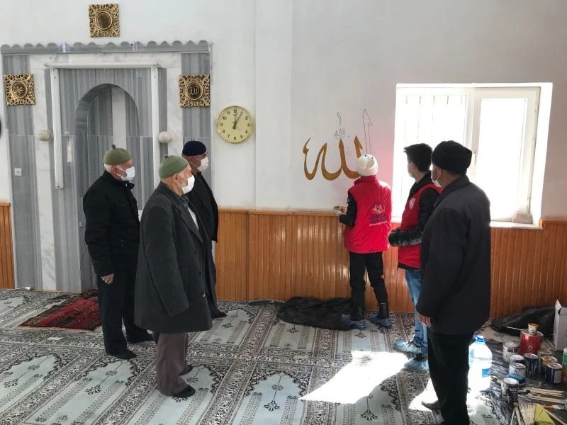 Camiler ve Kur’an Kurslarının duvarları hat sanatıyla süsleniyor
